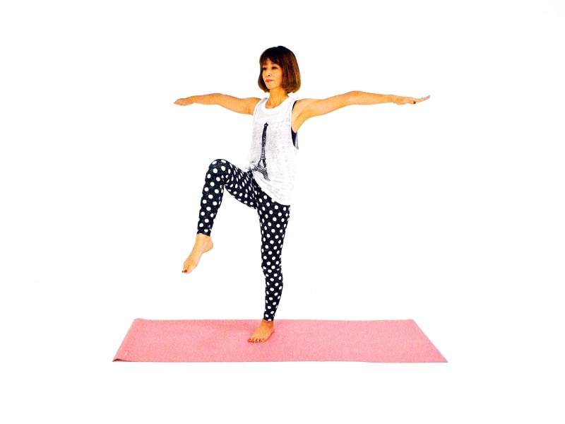 美脚エクササイズ1undefined片脚立ちになりバランスをキープ