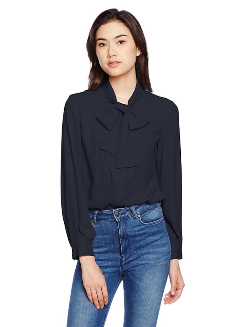 ダークネイビーのボウタイブラウス (グレースコンチネンタル)GRACE CONTINENTAL トリアセボウタイブラウス