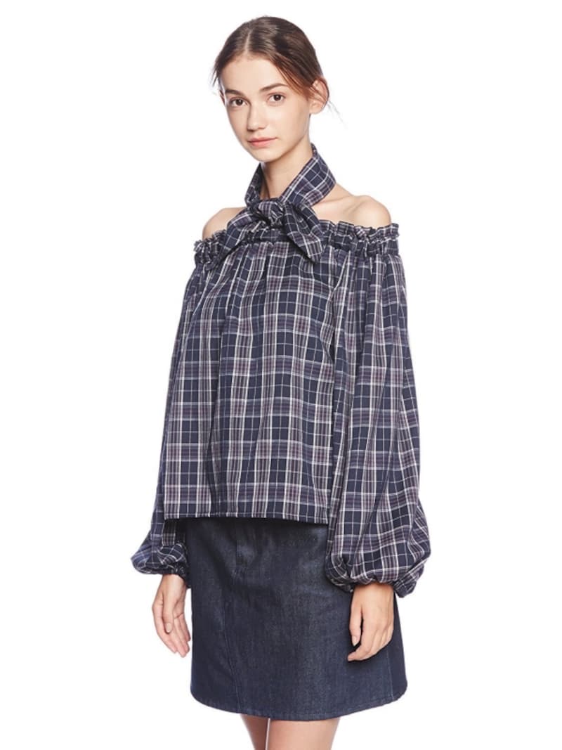ネイビーのチェック柄ブラウス (ミーア)MIIA スカーフ付チェック柄オフショルブラウス