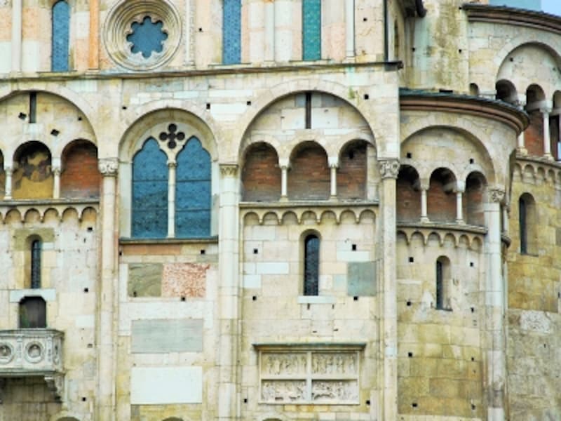 モデナ大聖堂の南部分、連なるアーチ