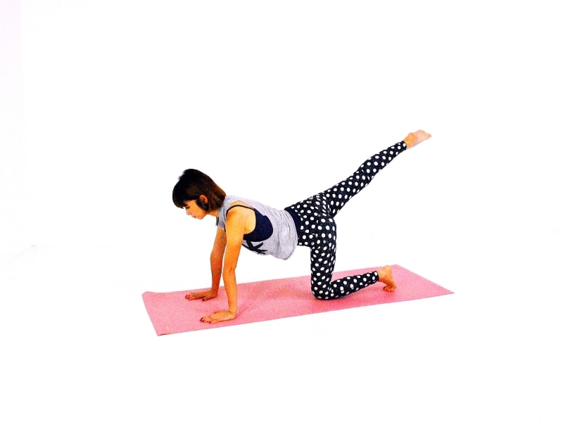 アクティブ・ディープランジ2undefined右足を天井方向にまっすぐ伸ばす