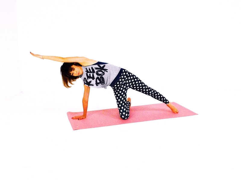 サイド・ニートゥエルボー2undefined右手を床に、左足を伸ばし、左腕を耳の横からまっすぐ伸ばす