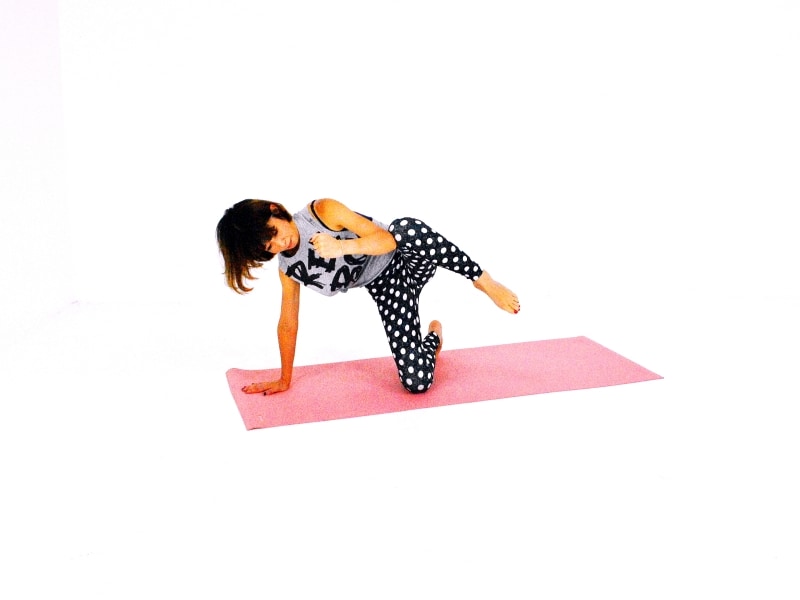 サイド・ニートゥエルボー3undefined右ひじと右ひざをタッチする