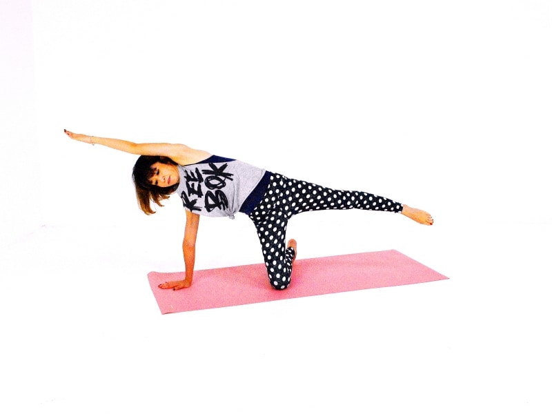 サイド・ニートゥエルボー4undefined左足を腰の高さに伸ばし、左腕も伸ばす