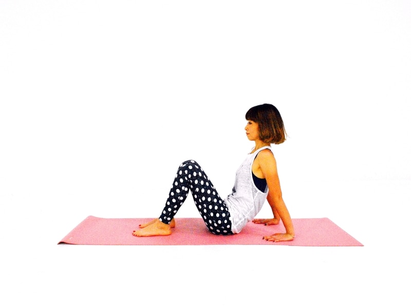 バックブリッジウォーク1undefined体育座り姿勢から両手のひらを後ろ床につける