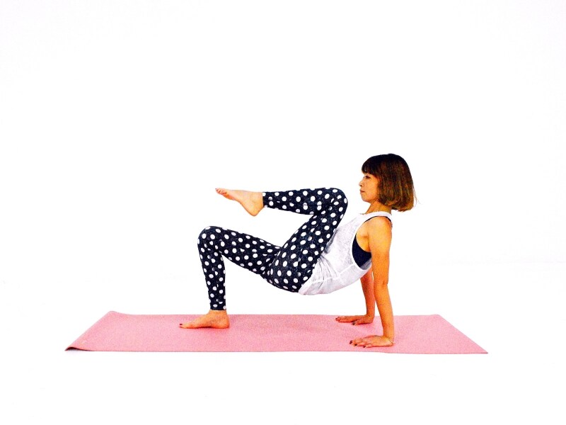 バックブリッジウォーク3undefined左ひざを胸に近づける