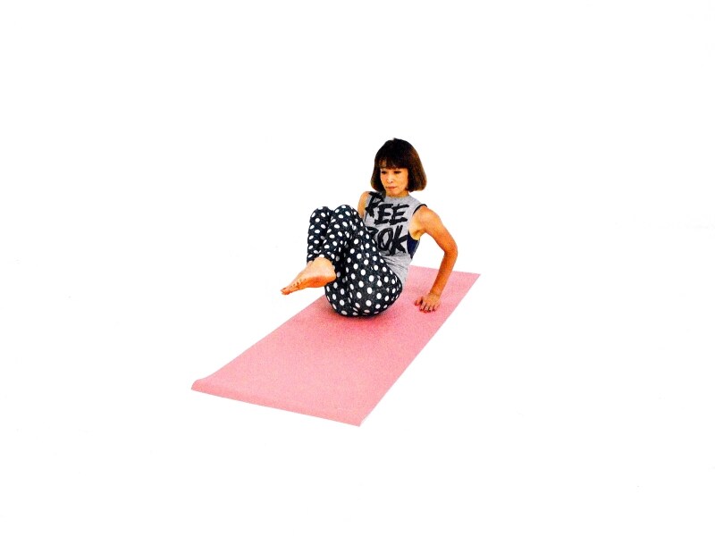 どこから見ても美腹エクササイズ3undefined両膝を右胸に近づける