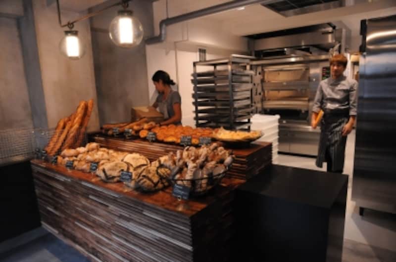 古いものと新しいものが息づくスタイリッシュな店内