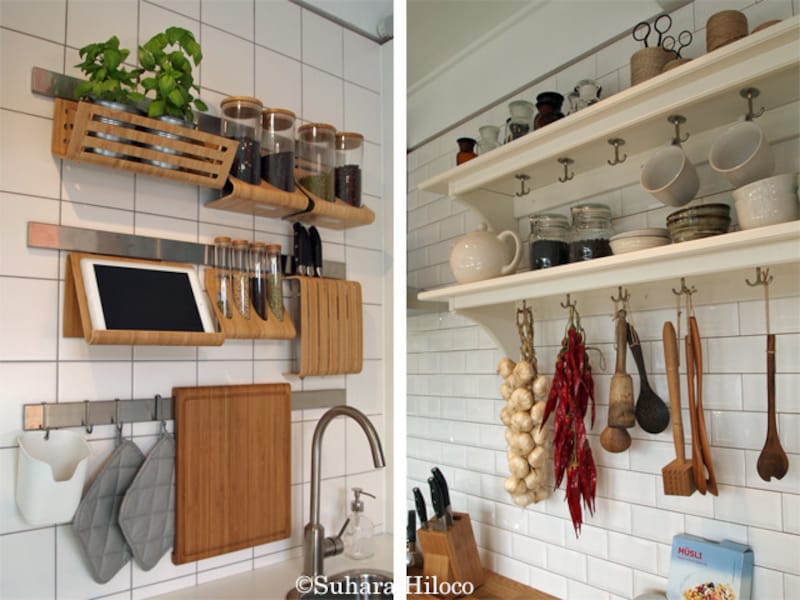 タブレットが目の前にあるとレシピが見やすい(左)。棚プラスフックで料理家のキッチンスタジオ風に(右)