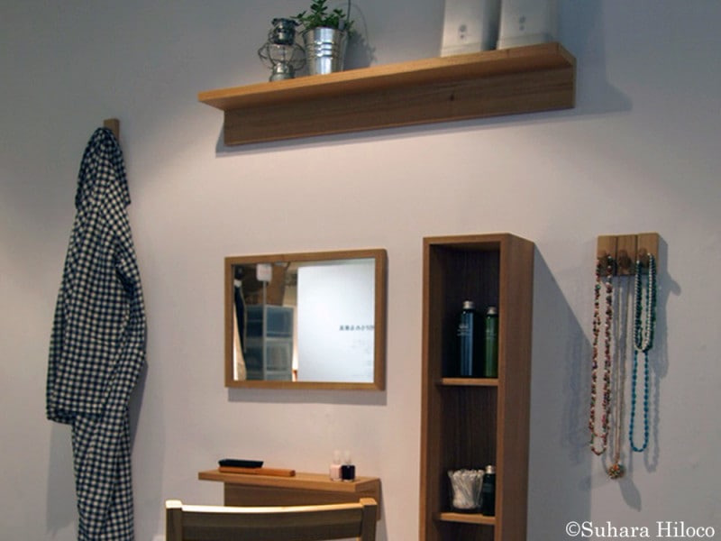 棚、箱、フック、ミラーを組み合わせてコーディネートしたドレッシングコーナー。これならドレッサー家具は不要