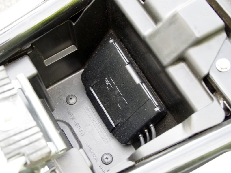 ETC車載器はシート下に収納されている