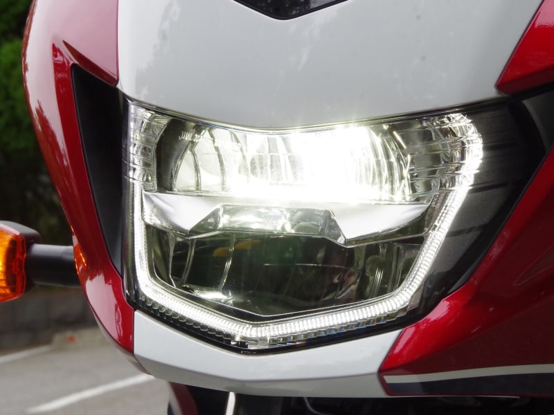 CB400SBのLEDヘッドライト