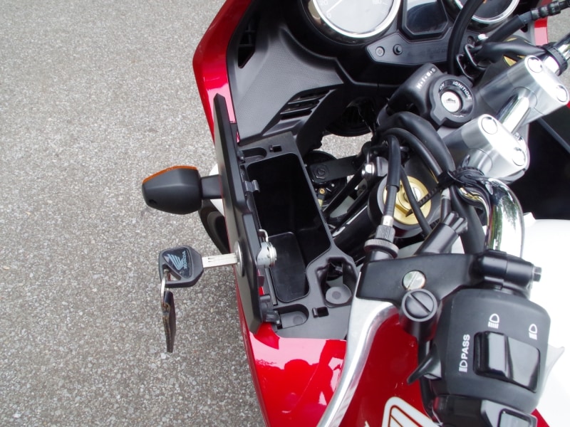 CB400SBのハーフルカウルには小物入れが左右二箇所用意されている