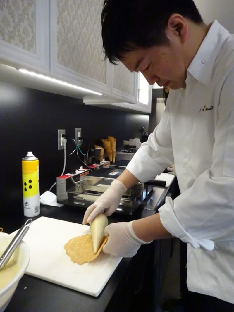 アイスクリーム用のコーンを焼いて形作る「シャンドワゾー グラシエ ショコラティエ」のオーナー村山太一シェフ