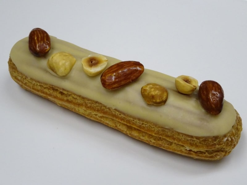 「パティスリー ショコラトリー シャンドワゾー」の「エクレール・キャラメル」(税別297円)