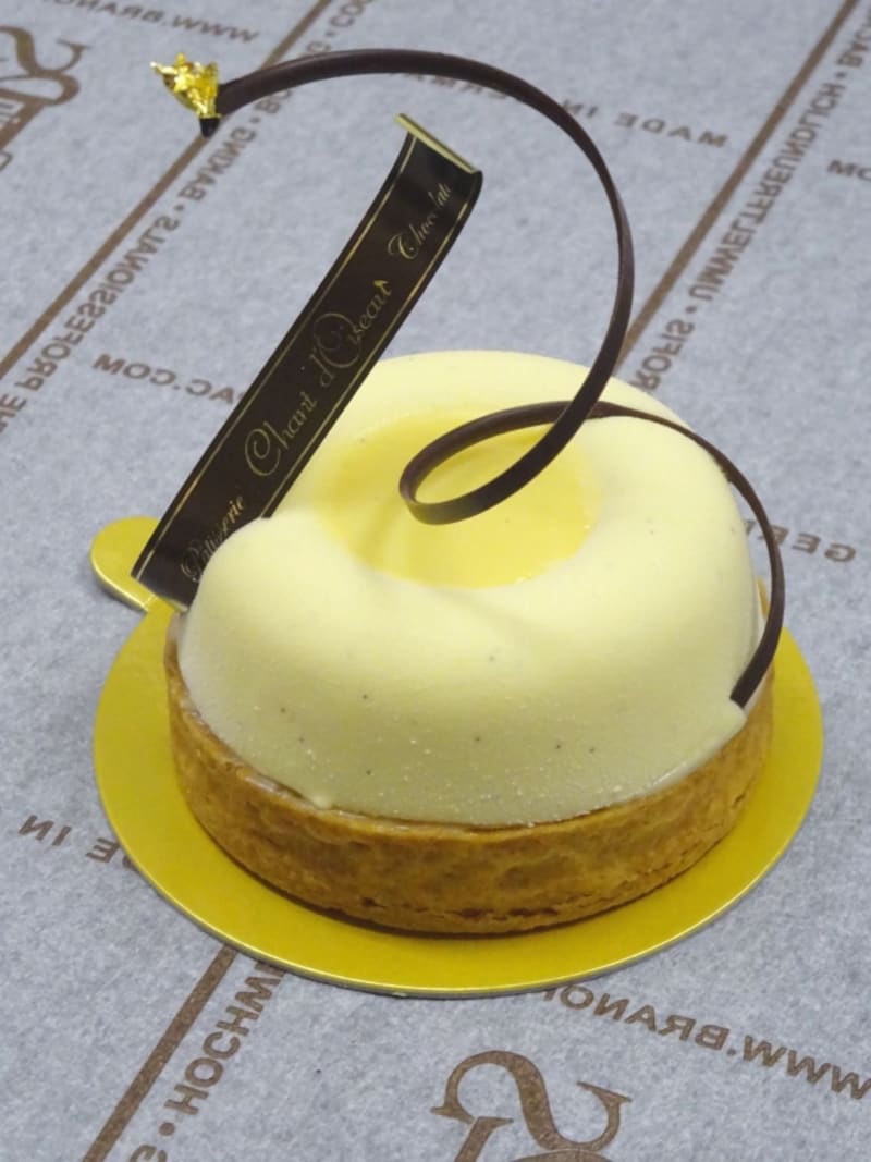 「パティスリー ショコラトリー シャンドワゾー」の「タルト・ヴァニーユ・マルティニック」(税別445円)