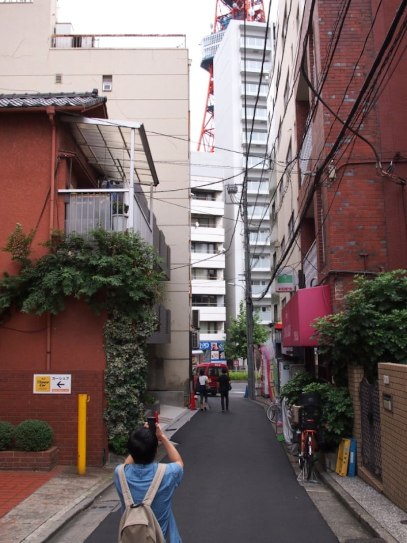 先に見える大きな通りは桜田通りだ