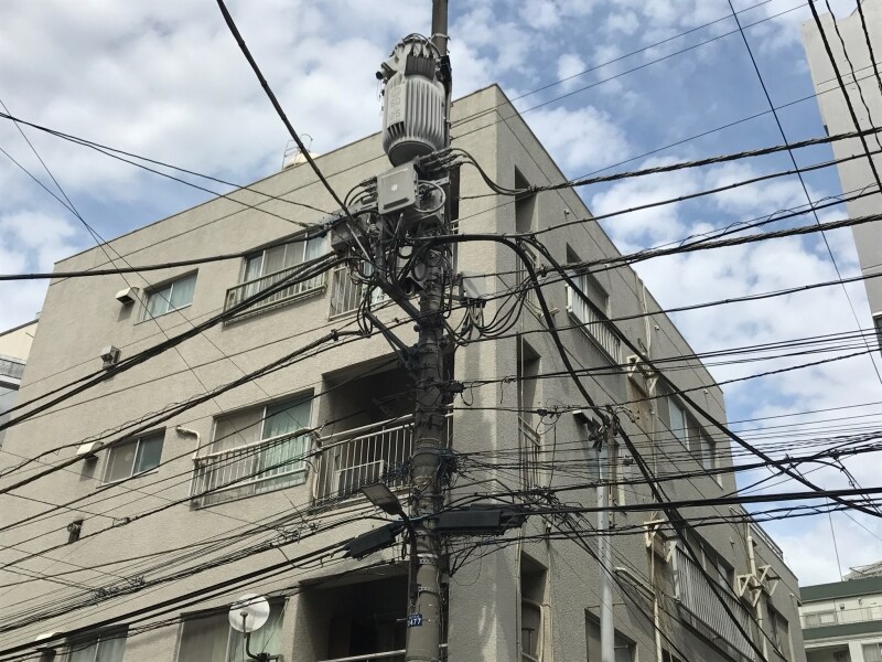 電柱にはよく、バケツみたいなやつが付いている