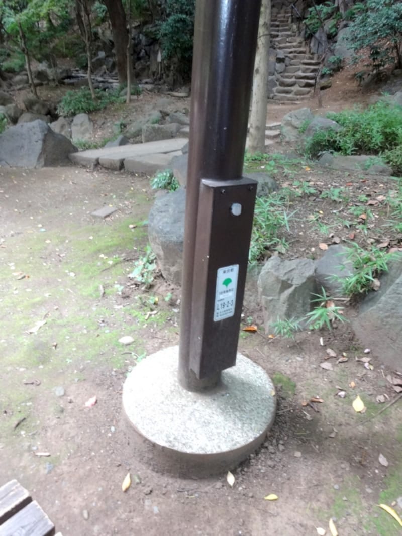 後ろのボックス型のものがバッテリーではないかと憶測