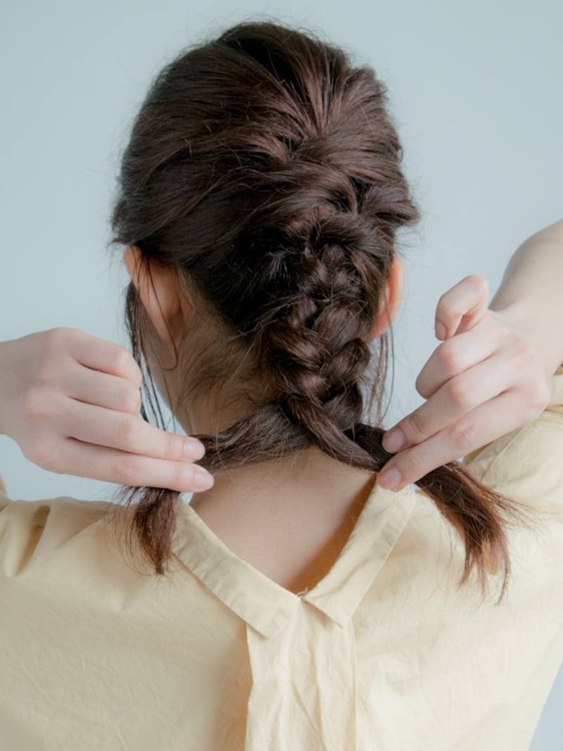 フィッシュボーンを作り毛先で結ぶ