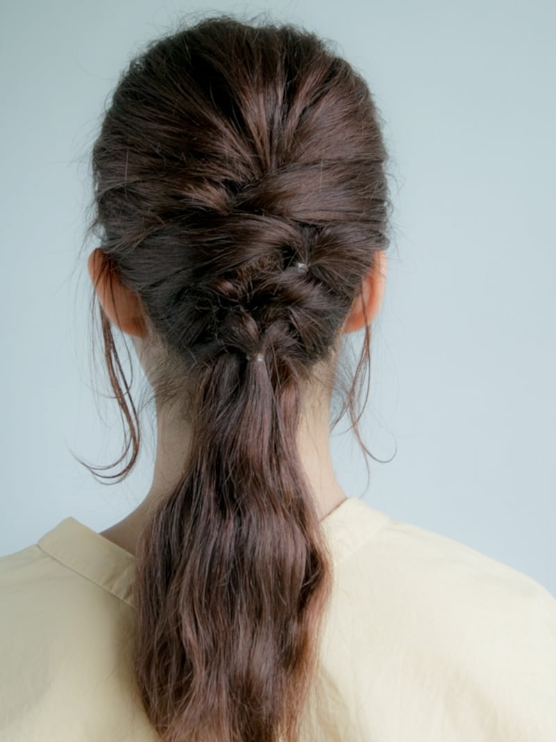 毛束が交わり編み込み風に