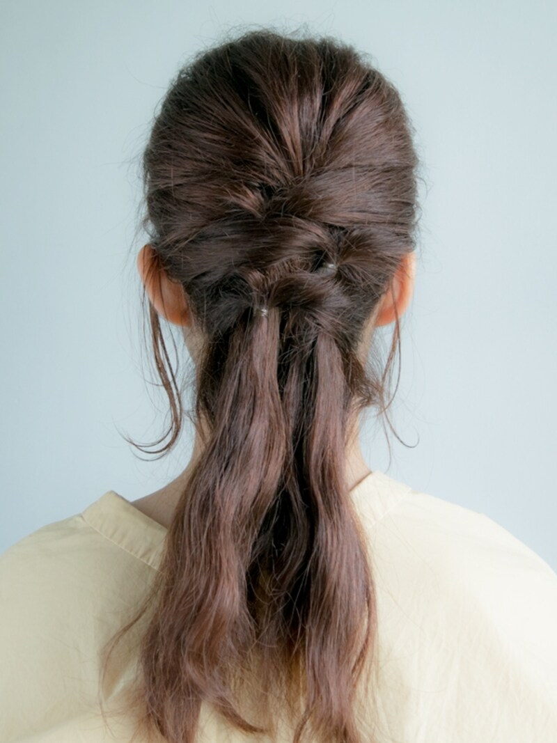 Cの毛束を左側で結ぶ