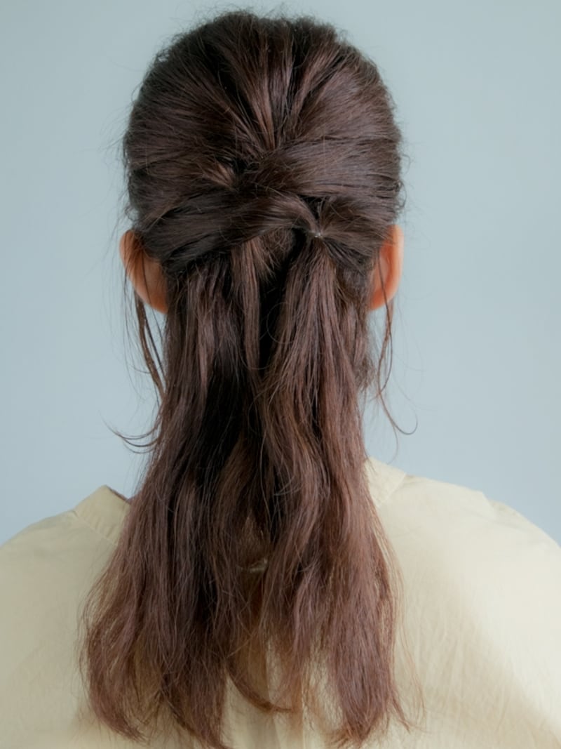 右側で結んだ状態