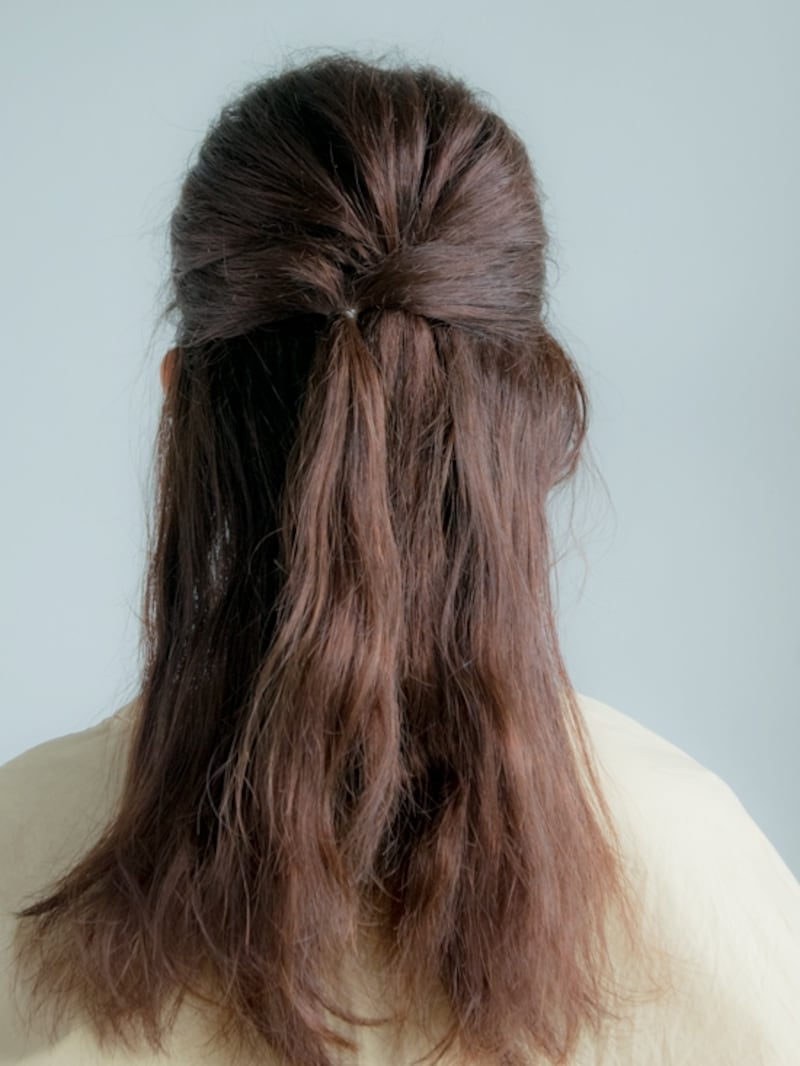 やや左側で結び、中央の結び目が隠れた状態