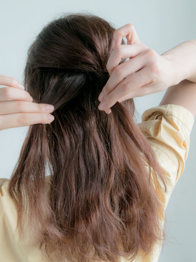 Aの毛束を左に集める