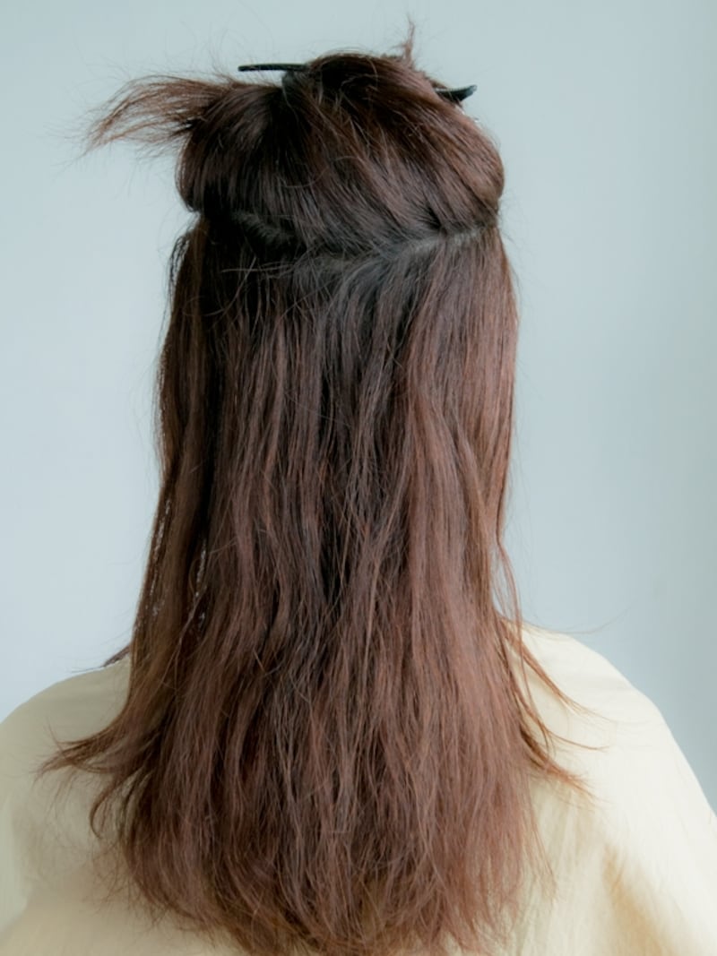 ハチ上の髪を分ける