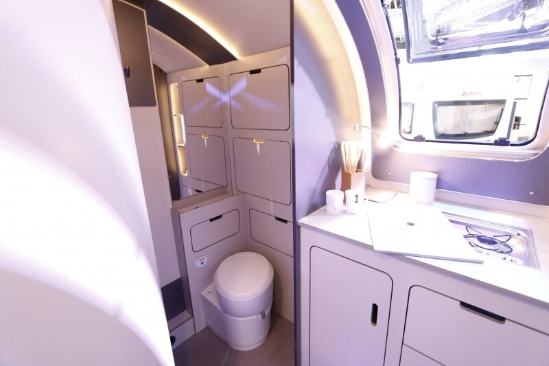 トレーラーに設置されたカセット式トイレ