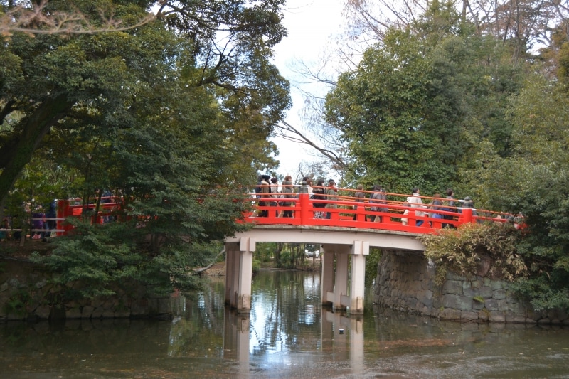 静かな水面を湛える神池