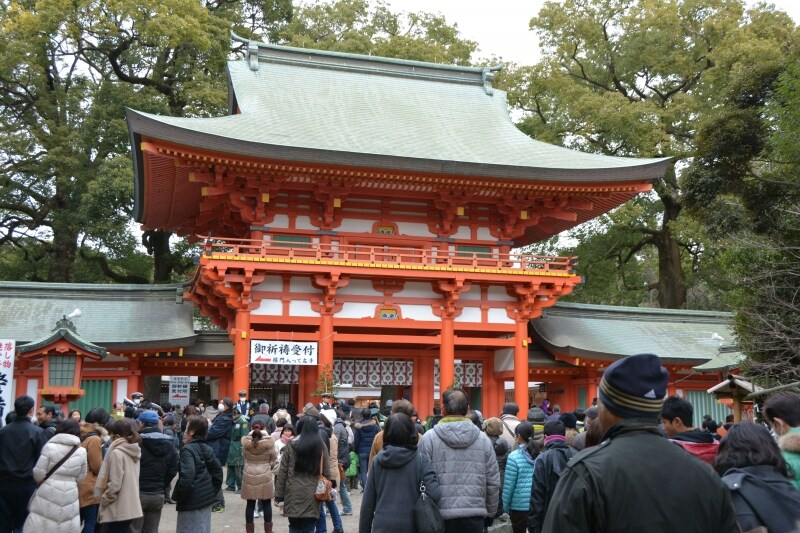 鮮やかな朱色に彩られた桜門