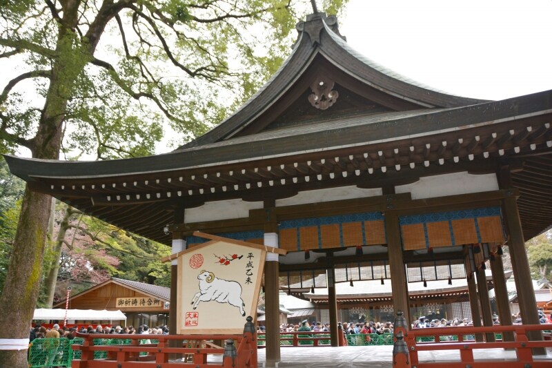 廻廊の中央に建つ舞殿