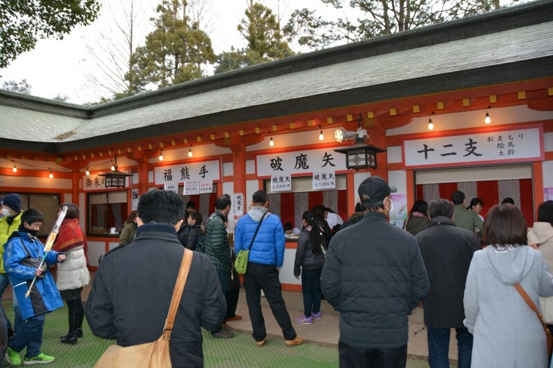 回廊の東側に並ぶ神社の売店