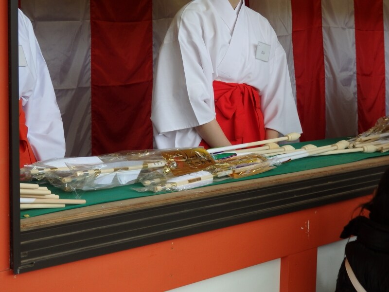 神社の売店で販売される破魔矢