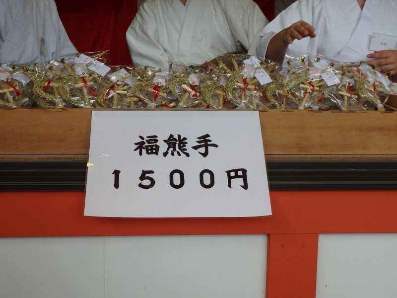 神社の売店で販売される福熊手