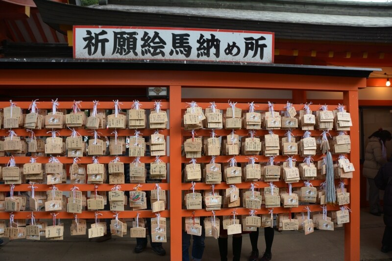 何重にも重なる絵馬