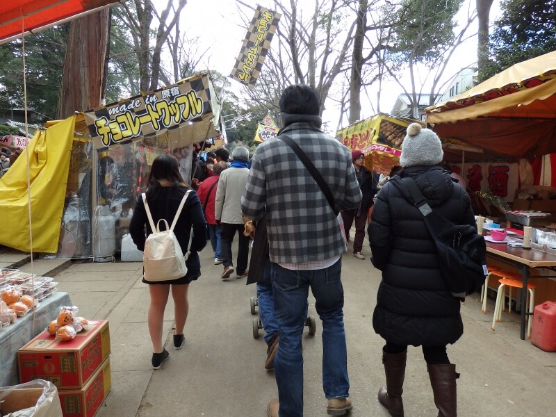 三の鳥居と二の鳥居を結ぶ参道の左右を埋め尽くす露店
