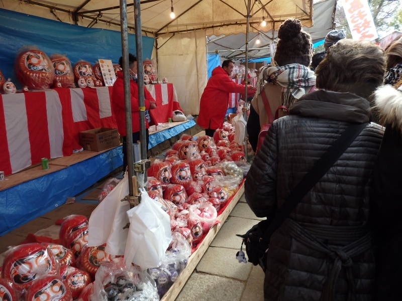 露店で売られるだるま