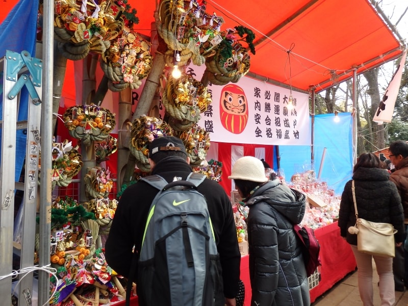 露店で売られる正月飾り