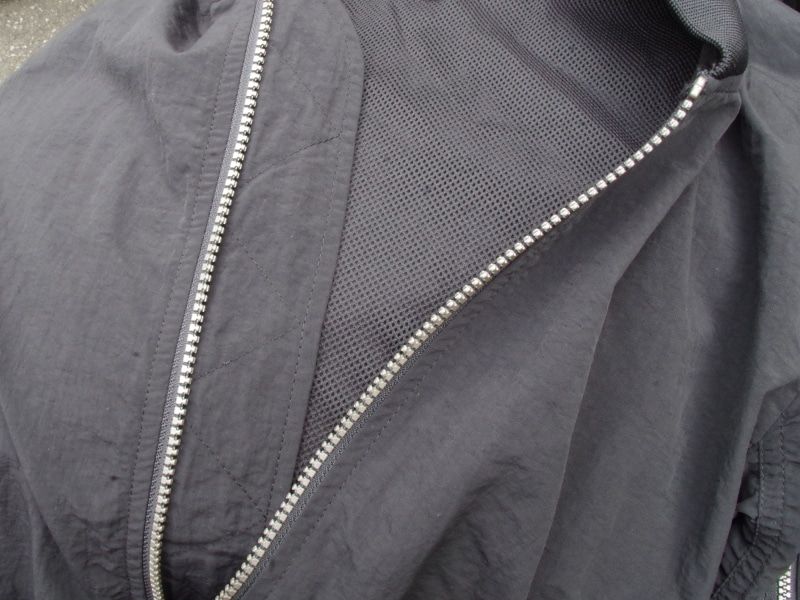 蒸れないようにメッシュがはいっている