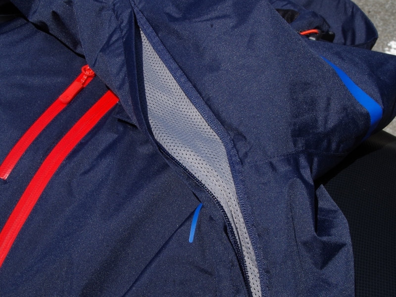 脇下にはベンチレーションがついている