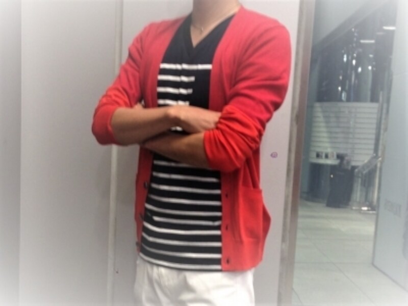 色が強いカーディガンも、生地特有の柔らかさから派手すぎることはありません。