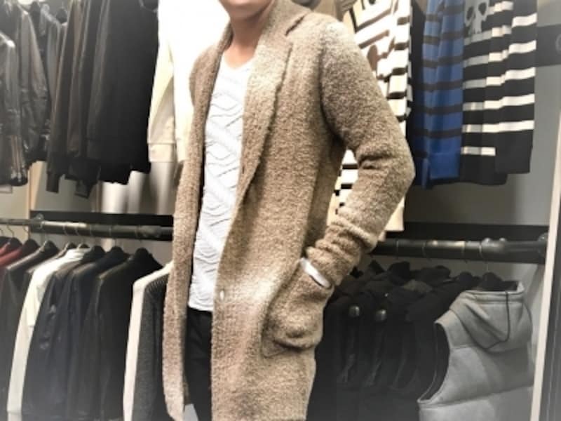 モコモコした質感のロングカーディガン。ここまで特徴的なカーディガンは、もはや学校の先生には見えません。