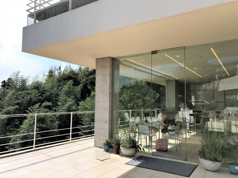 階段を下りて右手にお店があります。左手は厨房です。