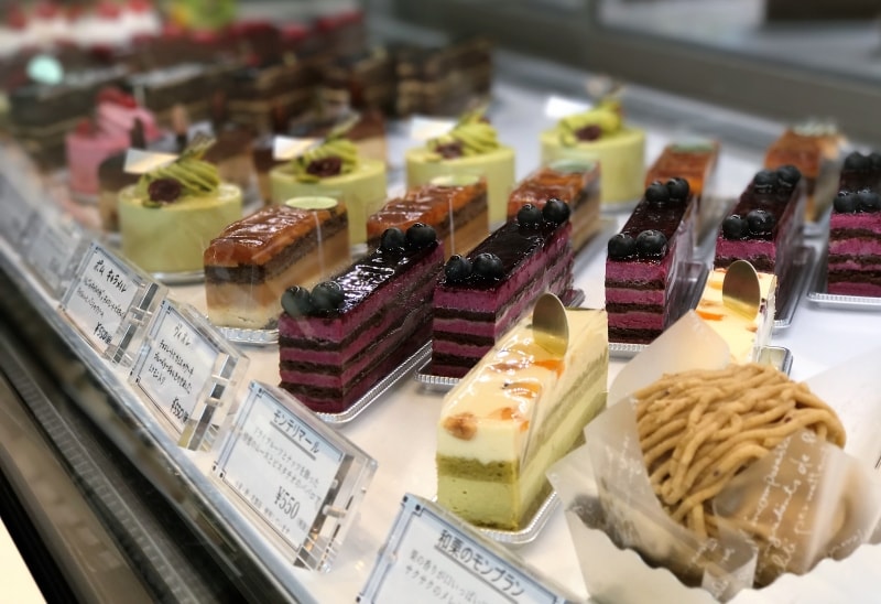 ショーケースに並ぶプティガトー