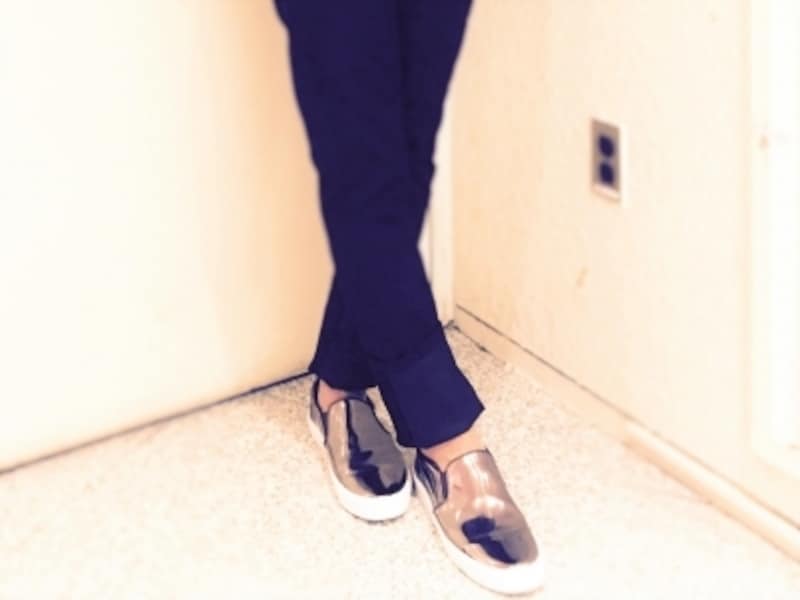 2010年ころから徐々に広まったアンクル丈。くるぶしが見える程度の長さです。