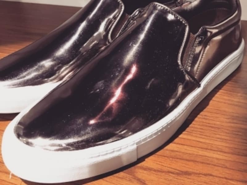 ラグジュアリーな印象をもつスリッポンスニーカー。90年代のスニーカーデザインとは異なる一品です。