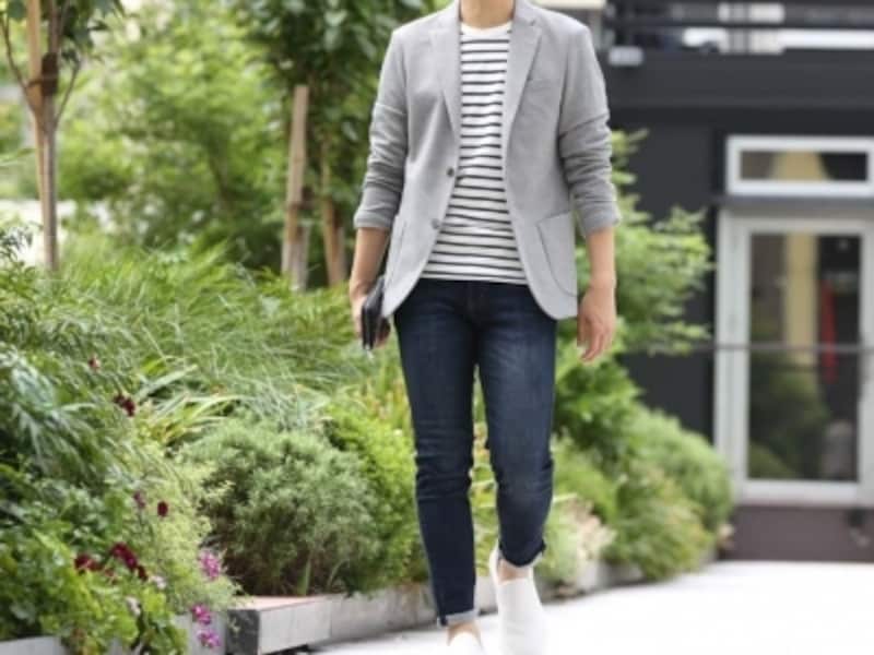 どんなパンツにも合わせやすい白スニーカー。ユニクロのジーンズも合わせやい！